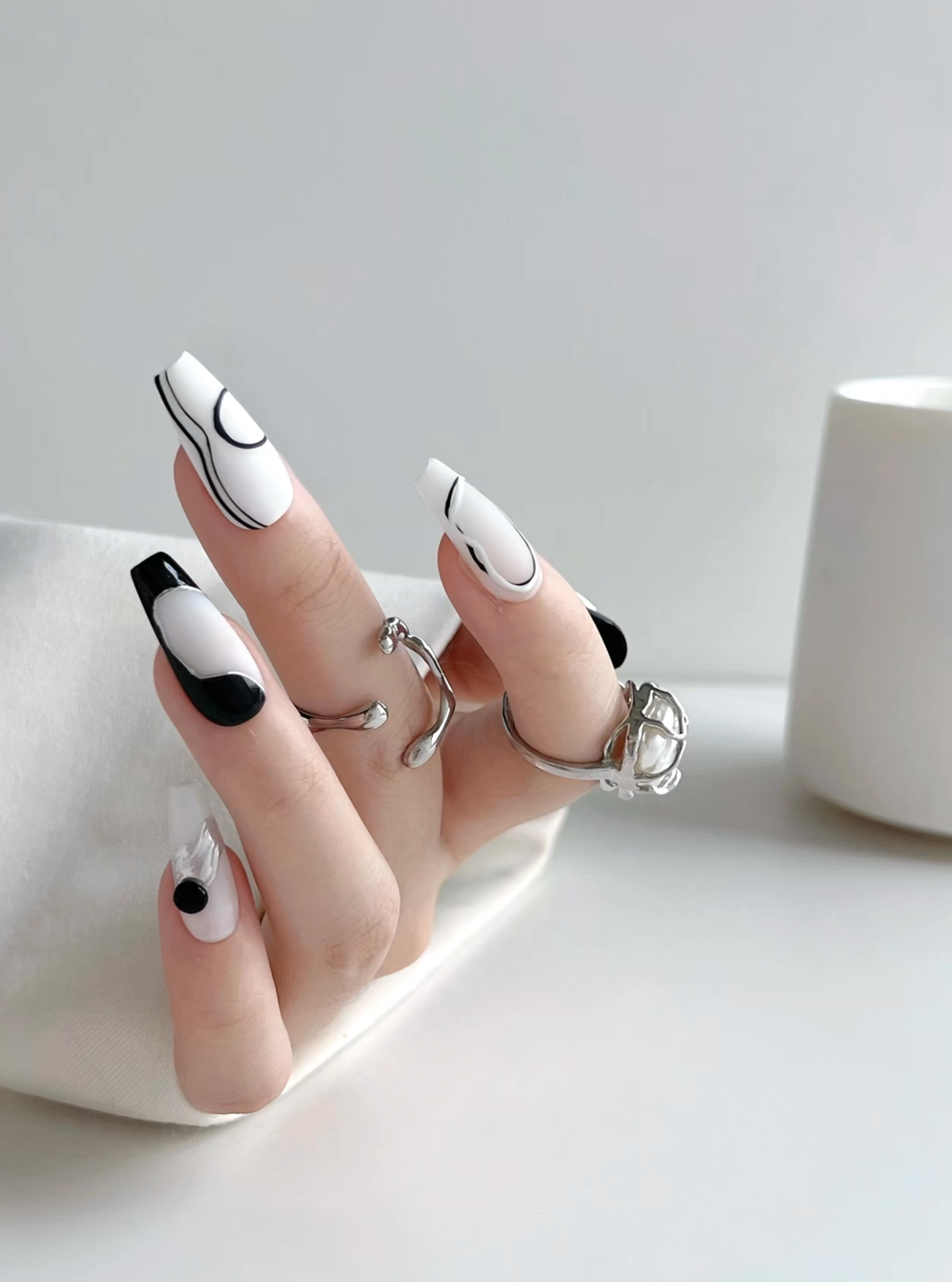 3D Bland and White Elegant Print