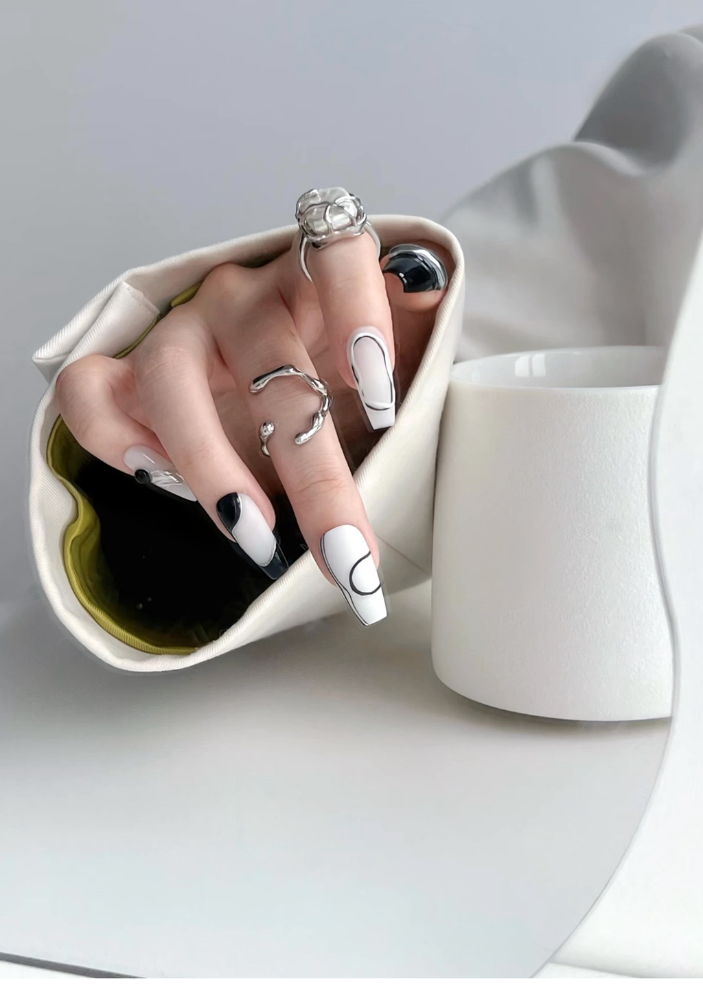 3D Bland and White Elegant Print